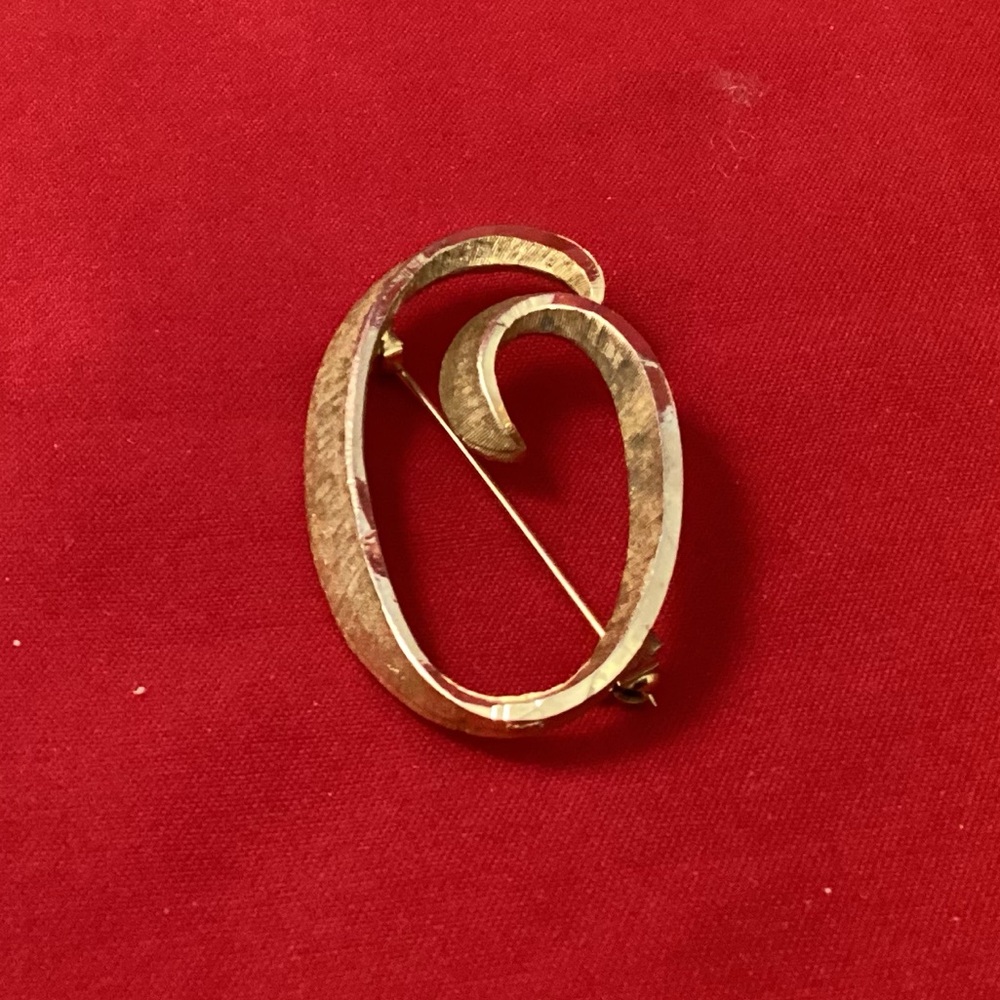 Mamselle gold tone cursive letter O brooch